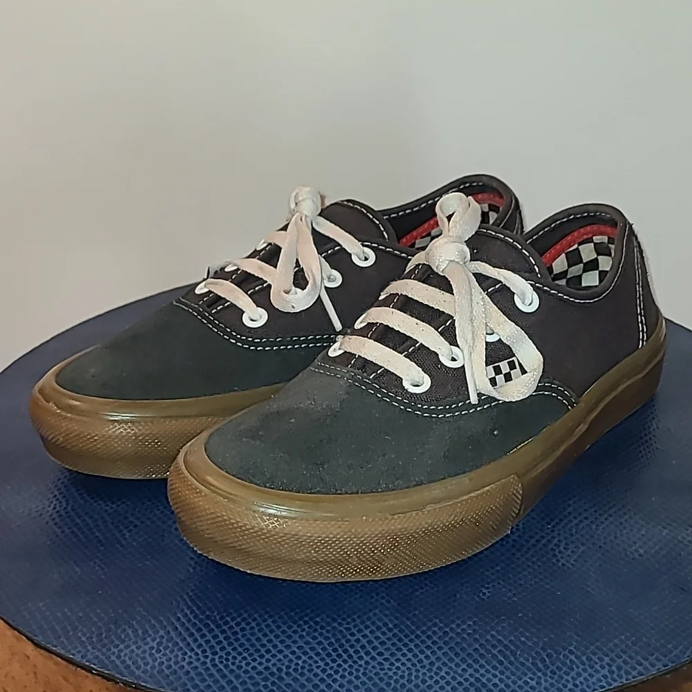 VANS Black Raven Gum Bottom Suede Women's Sneakers sz. 7. (#1559)